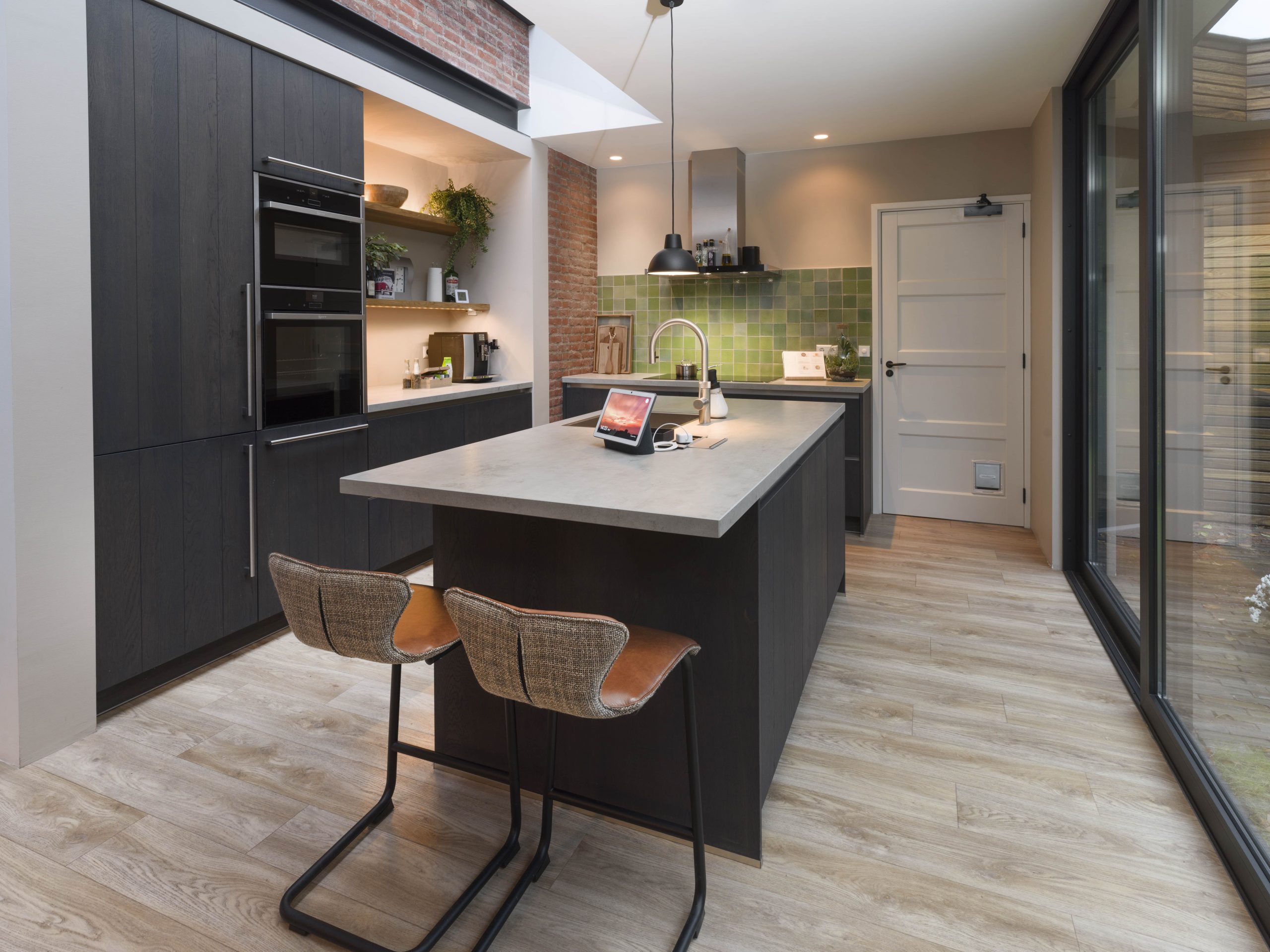 Zwarte houtlook keuken warm gecombineerd met levendige natuurvloer ...